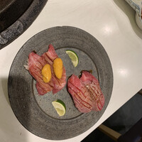 肉の匠 将泰庵 船橋駅前 はなれ店 - 肉の雲丹のせ寿司と肉寿司（共に和牛を使用）