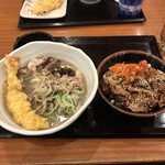 丸亀製麺 - 神戸牛と海老天うどん[並] 982円
            焼肉丼[小] 473円
