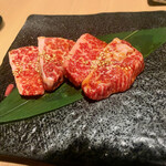 Wagyu Ue-Go Mesuu Shi To Jukusei Gyuushi Taniku Ya Ichiyuku - 