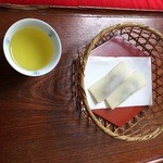 元祖八ツ橋屋 西尾為忠商店 - 八つ橋と冷たいお茶