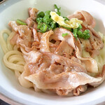 純手打うどん よしや - 豚肉の柔らかく旨い食感を残しつつ、 そこへ炙りの香ばしさが加わっていました。