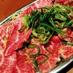 Yataishokudou Hone - 和牛ツラミの肉刺し　500円