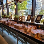 アールベイカー - 食パン類は窓際に置かれてます