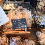 アールベイカー - キャラメルりんごスコーン＠220円。これもうまいのよ。