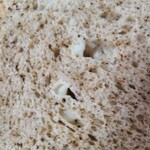 アールベイカー - 粒々は紅茶の葉、ゴロッと白いのはホワイトチョコ。このままで甘い。何もつけない、焼かないでかぶりつくのがオススメ。