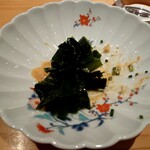 鮨 さかい - 残ったあん肝ソースにワカメを投入