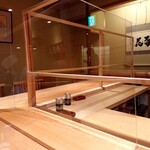 鮨 さかい - 間仕切りが設置され、しっかりした感染対策が施されています