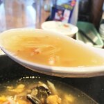 餃子の王将 - スープは、とろみの付いたあんかけタイプ。あっさりですがコクもあり美味しいスープになっております。