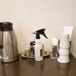 松の樹 - 壁に向かっておかれたテーブルは、かなり小さめです。