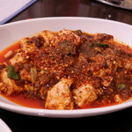 松の樹 - “陳麻婆豆腐”は、辣油の海の中に”麻婆豆腐”が浮いているようです。この油を通して、香辛料や調味料がお料理全体に行き渡り、美味しくなっているのです。