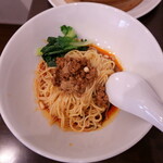 松の樹 - ”正宗担々麺”（本場四川式汁無し担々麺）ハーフ、このビジュアルに魅せられ、今回、どうしても食べたかったのです。