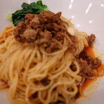 松の樹 - ”正宗担々麺”へZoomUp、黄色っぽい麺の脇には緑のターサイ、麺の上に乗った茶色い挽肉には花山椒が、タップリかかり、白い小さな松の実も乗っています。