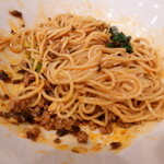 松の樹 - 汁なし担々麺で最初にやることはトッピングされている具材がしっかりと麺に絡まるように、混ぜ合わせることです。