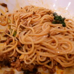 松の樹 - ”正宗担々麺”へZoomUp、しっかりと混ぜ合わせることによって汁なし担々麺が完成するのです。