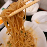 松の樹 - やや硬めのストレート細麺に、複雑でしっかりした味わいのスープが絡んで、良いバランスの辛さや痺れを味わうことが出来ます。