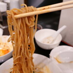 松の樹 - 辣油,挽肉に混ざっている花山椒、そこに黒酢が加わり、辛さと痺れに、ほんのりと酸っぱさも感じる複雑で、美味しい麺に仕上がっています。