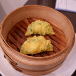 松の樹 - ”海老ニラ蒸し餃子”はニラの良い香りがします。海老のプリッとした食感と優しい味の一品です。