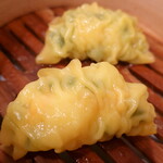 松の樹 - パンパンに張った餃子の皮からは、ニラの緑色が透けて見えるます。既に味付けがされており、何も加えず美味しくいただきました。