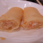 松の樹 - ”シンガポール春巻”は、たたいた海老を薄い皮で包んでいます。皮は塩味が付いており、パリッとした歯触りの良い美味しい一品です。