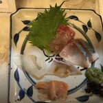 魚立呑み　いそかわ - 刺し身5種　ちょっと食っちゃいました