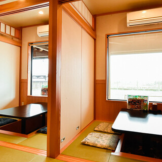 A quaint Japanese space overlooking the beautiful countryside. Semi-private rooms also available◎