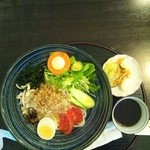 なご味 - サラダうどん600円也です。障害者の方が一生懸命運んできてくれました。