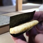 菊鮨 - 筍の天ぷら、海苔で巻いて・・新物の筍はえぐみが全く無く、◆筍の天ぷら、海苔で巻いて・・新物の筍はえぐみが全く無く、上質な海苔がとても美味しい。