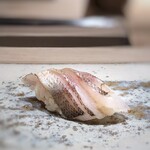 菊鮨 - 梭子魚・・炙ることで香ばしさが加わり、淡泊な梭子魚が濃厚な味わいに。