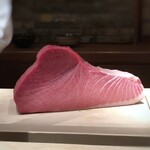 菊鮨 - 追加で鉄火巻をお願いしましたら、見事な柵が登場。あ～この右端いただきたいワ。♪