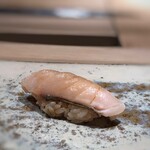 菊鮨 - 鰆・・軽く皮目を炙ることで、旨味が増します。