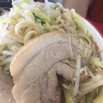 ラーメン二郎 - やや硬めのブタ
