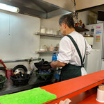 三陽軒 - わたくしの焼きめしを調理する店主