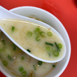 三陽軒 - スープ50円
      
      豚骨スープにもやしとネギが