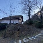 慈久庵 - 駐車場から見た慈久庵