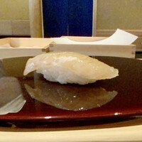 鮨 あお - ヒラメ
                    肉厚で張りのある弾力が心地良く、味わいは上品であっさりとしています。