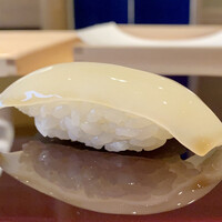 鮨 あお - スミイカ
                    とても美しいフォルムです。
                    肉厚ですがねっとりさは余り感じません。
                    しかし、甘みがとてもありシャリとの相性は抜群です。