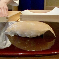 鮨 あお - シマアジ
                      しっとりとして繊細な味わい、脂がとても落ち着いてます。