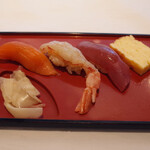 146475366 - お寿司(サーモン、エビ、マグロ、タマゴ)