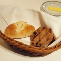 ウルフギャング・ステーキハウス 丸の内店 - ランチのパン(オニオンとライ麦)