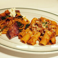 ウルフギャング・ステーキハウス 丸の内店 - 本日のパスタ(1800円・税サ別)のベーコンとほうれん草のトマトスパゲッティとリガトーニ ボロネーゼ(1400円・税サ別)を2等分にしたもの