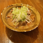 串えもん - 今日のお通しはもつ煮込みでした。汁(スープ)は替え玉麺入れたくなるような濃厚豚骨。