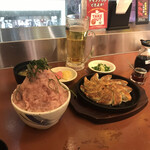 格安ビールと鉄鍋餃子 3・6・5酒場 - 鉄鍋餃子も無料券でゲット！