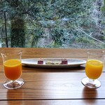 アルカナイズ - ウエルカムドリンク：オレンジのカクテル、オレンジジュース、小菓子