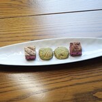 アルカナイズ - ウエルカムドリンク：小菓子（フランボワーズのダックワーズ、よもぎのクッキー）