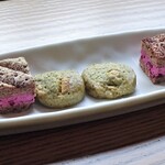 アルカナイズ - ウエルカムドリンク：小菓子（フランボワーズのダックワーズ、よもぎのクッキー）