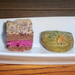 アルカナイズ - ウエルカムドリンク：小菓子（フランボワーズのダックワーズ、よもぎのクッキー）