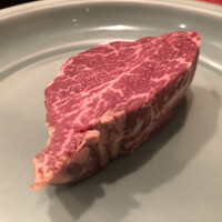 くいしんぼー山中 - ヒレの肉塊180g
                    ずっしり重量を感じます