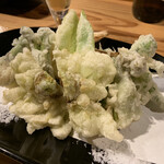 秀徳 2号店 - 山菜の天ぷら。ビールを引き立てる苦味