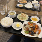 中華料理 金海閣 - サラダ、スープ、茹で卵、漬物が付く