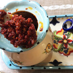 URUMQI Food and Tea - 添えられた、可愛い焼き物のポットに入った辛いペーストと黒酢を麺に混ぜるとより美味に。
